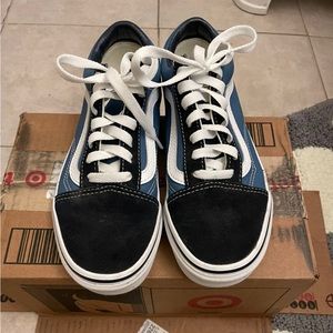 Women’s- OLD SKOOL SHOE: Size B4.5/W6 VANS
